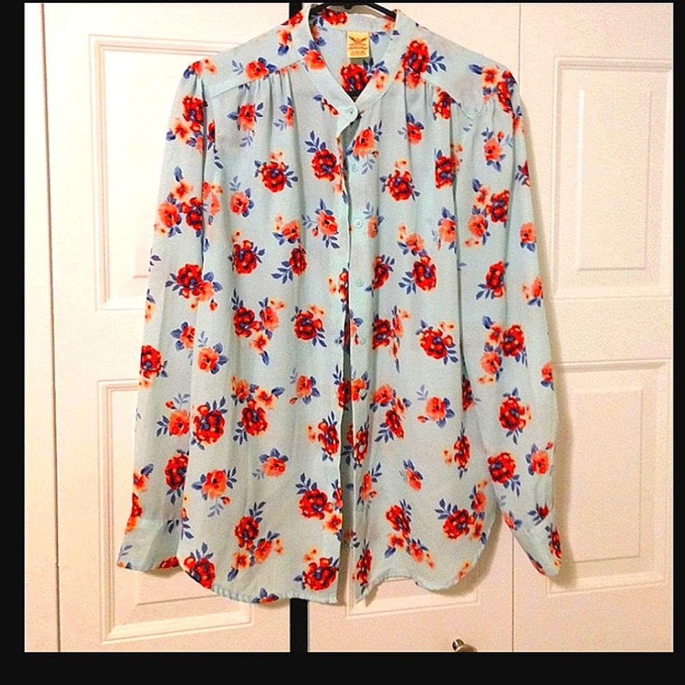 🌸 Beautiful floral button down top